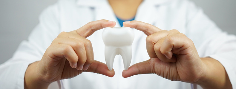 Restoratif Diş Tedavisi 1 Restoratif diş tedavisi uygulanır parmaklarını arasında beyaz diş olan hastaya Redent ağız ve diş kliniğinde