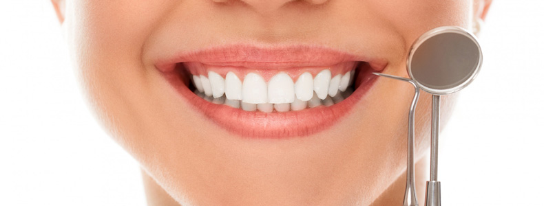 Diş Eti Hastalıkları Tedavisi (Periodontoloji) yapılır beyaz dişleri olan kadının diş etlerinde.
