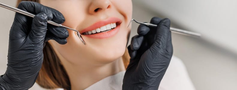 12 Soruda Zirkonyum Diş Kaplama Fiyatları ve Tedavisi 5 Zirkonyum diş kaplama tedavisi yapılır dişleri görünen hastaya.
