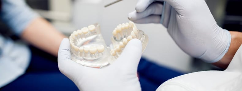 12 Soruda Zirkonyum Diş Kaplama Fiyatları ve Tedavisi 6 Zirkonyum diş kaplama tedavisi nasıl yapıldığı gösterilir doktor tarafından.