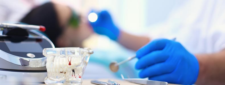 20'lik diş tedavisi yapılır dişçi koltuğunda oturan hastanın ağzında