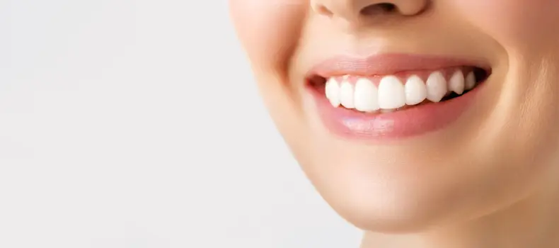 İmplant Çeşitleri Nelerdir? 9 İmplant Diş Çeşidi ve Özellikleri Nelerdir? 8 İmplant çeşitlerinden herhangi biri ile tedavi edilmiş hasta beyaz dişleri ile gülmektedir.